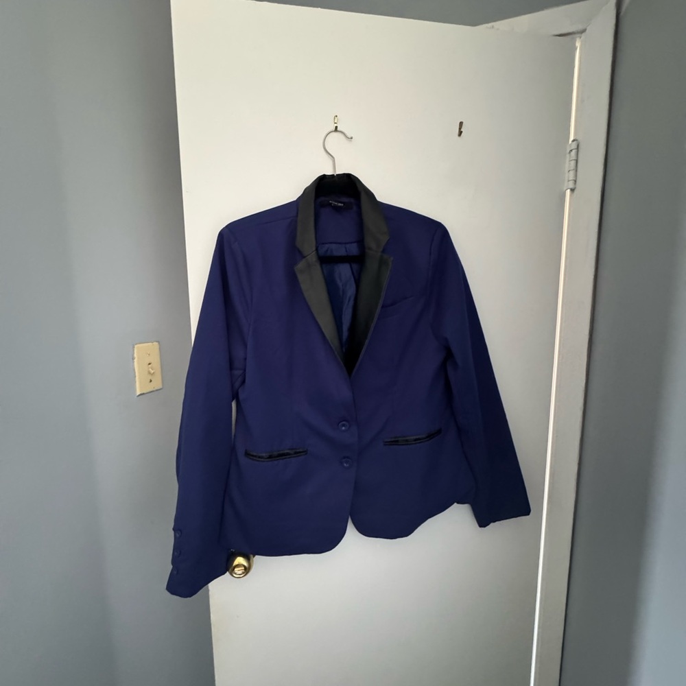 Stylish Blue Blazer with Black Accents